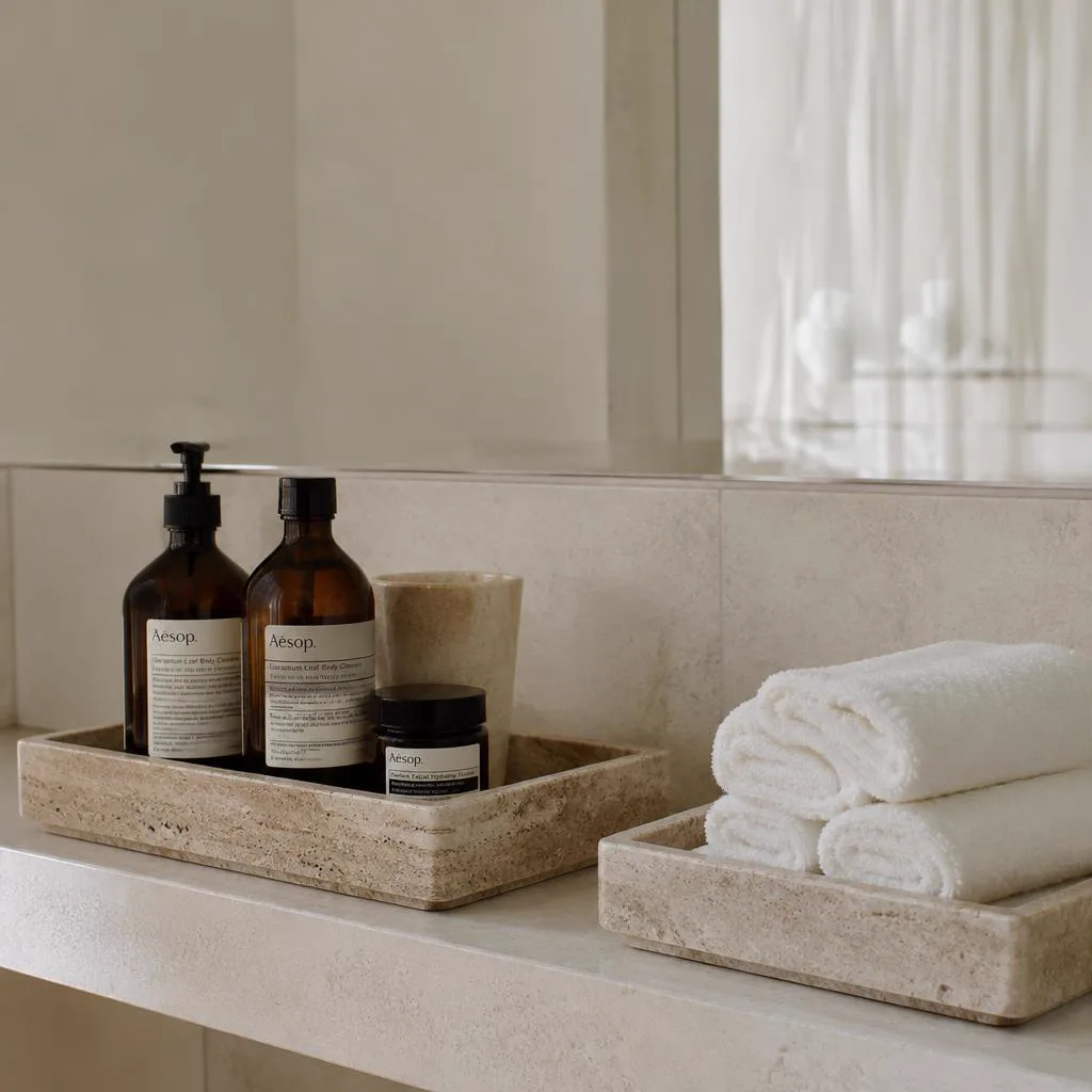 Salle de bain moderne aux accessoires élégants